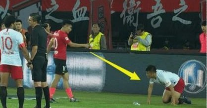 足球暴力：官员踩踏裁判遭7月禁赛