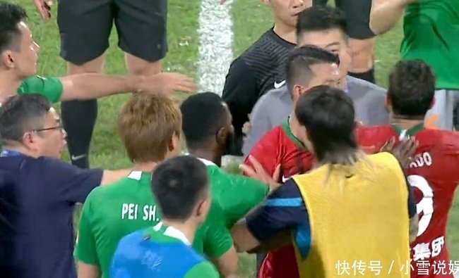 以劝架为名多次踩踏裁判，他被禁赛7个月