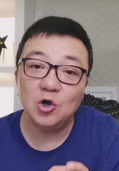 董路直播开心的说道大鹏导演发来私信